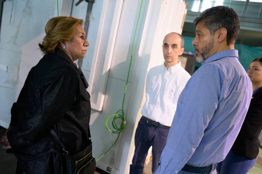 Canciller Rosa Villavicencio durante proceso de acondicionamiento de la maquinaria para la producción del nuevo pasaporte colombiano.