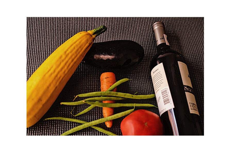 El vino puede usarse, por ejemplo, para marinar, junto con otras especias y hierbas, pescados, mariscos, y carnes blancas y rojas.