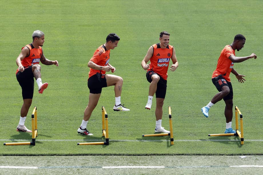 Juan Camilo Hernández, James Rodríguez, Santiago Arias y Carlos Cuesta en el entrenamiento del lunes, en el estadio Metropolitano Roberto Meléndez, en Barranquilla.