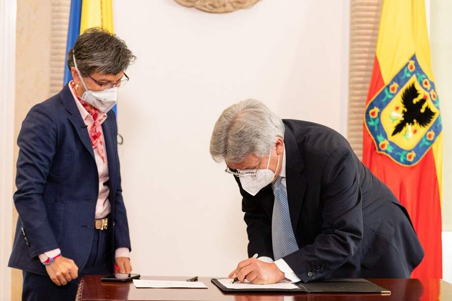 Narváez es ingeniero civil, especialista en vías.