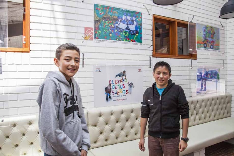 Kevin, izquierda, y Dilan, junto al dibujo de ‘Hidrotoyota’, con el que el segundo se llevó el premio. / Cortesía