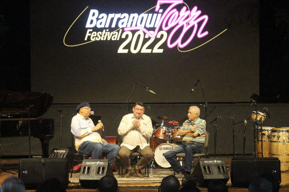 Los artistas Chucho Valdés (i) y Paquito D'Rivera (d), durante un conversatorio moderado por el poeta Miguel Iriarte (c) en el marco de la edición 26 del Barranquijazz, realizado en Barranquilla (Colombia). El pianista Chucho Valdés y el saxofonista y clarinetista Paquito D'Rivera considerados dos leyendas vivas del sonido latino, revivieron en el Barranquijazz sus aventuras musicales, su entrañable amistad y se refirieron al legado que inició hace más de 60 años.