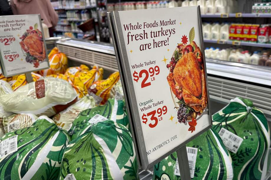 USA6707. WASHINGTON (ESTADOS UNIDOS), 26/11/2025.- Fotografía que muestra varios precios de pavos en un refrigerador por el día de Acción de Gracias en un supermercado de Washington (EE.UU). Las familias estadounidenses se reúnen este jueves para celebrar el Día de Acción de Gracias, aunque muchas se ven obligadas a preparar una cena más austera debido al aumento en el precio de algunos ingredientes, algo que el presidente, Donald Trump, niega. EFE/ Octavio Guzmán