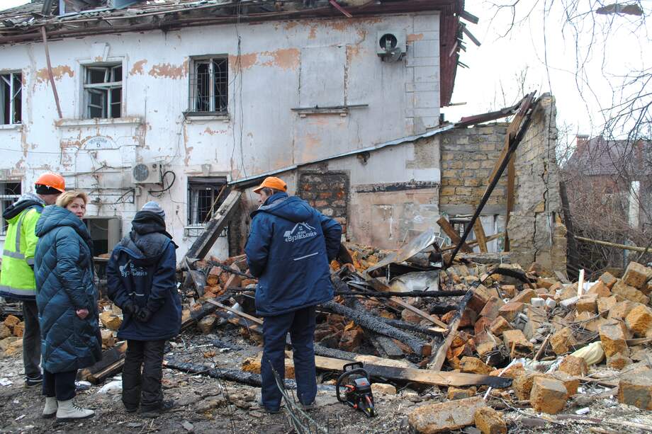 Trabajadores comunitarios inspeccionan, entre los escombros, el lugar donde ocurrió un ataque con drones en Odesa, al sur de Ucrania.