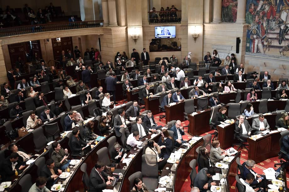 Debate sobre el presupuesto nacional en la Cámara de Representantes en 2025.
