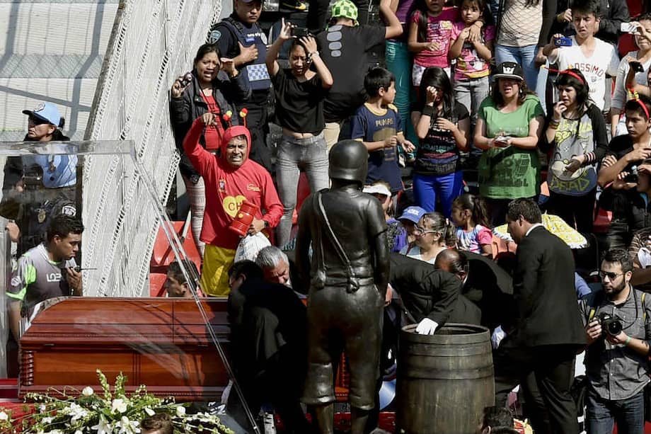 Miles de personas se acercaron al Estadio Azteca para rendirle un homenaje al cómico mexicano, quien tenía 85 años. / AFP