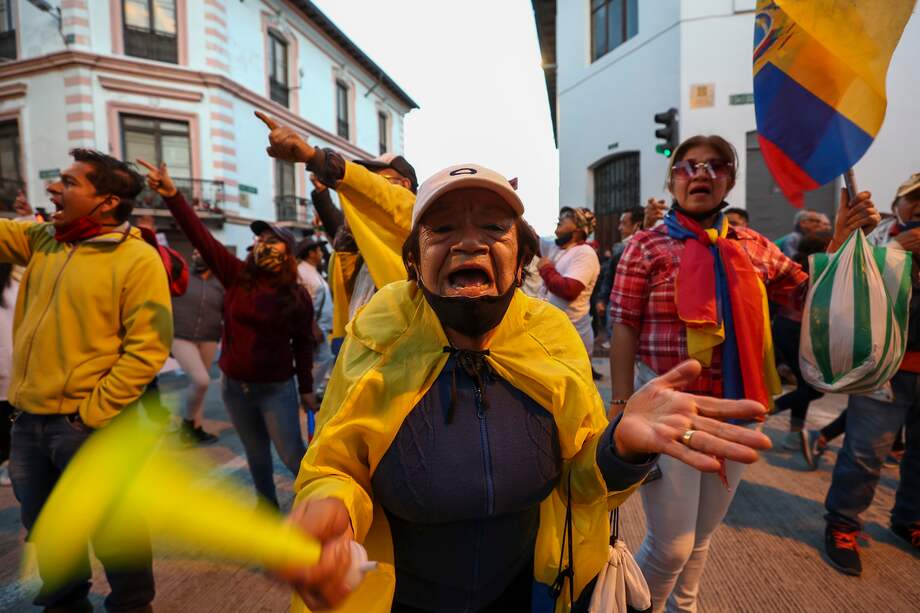 Miles de personas se han manifestado contra el Gobierno de Guillermo Lasso, en Quito (Ecuador). Ciudadanos ecuatorianos, estudiantes, sindicalistas y miembros de colectivos sociales recorrieron el jueves el centro histórico de Quito como parte de una movilización indefinida y que parece ir en crecimiento, convocada desde el pasado lunes por el movimiento indígena contra el Gobierno del conservador Guillermo Lasso.