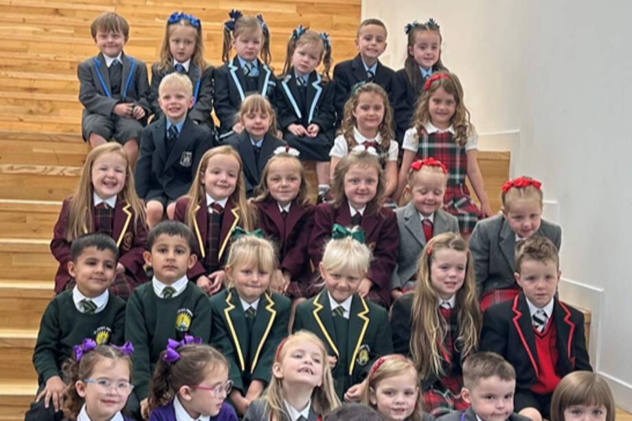 Las familias de los mellizos se reunieron antes del inicio del año escolar para tomar la foto anual, que ya es tradición en Inverclyde.