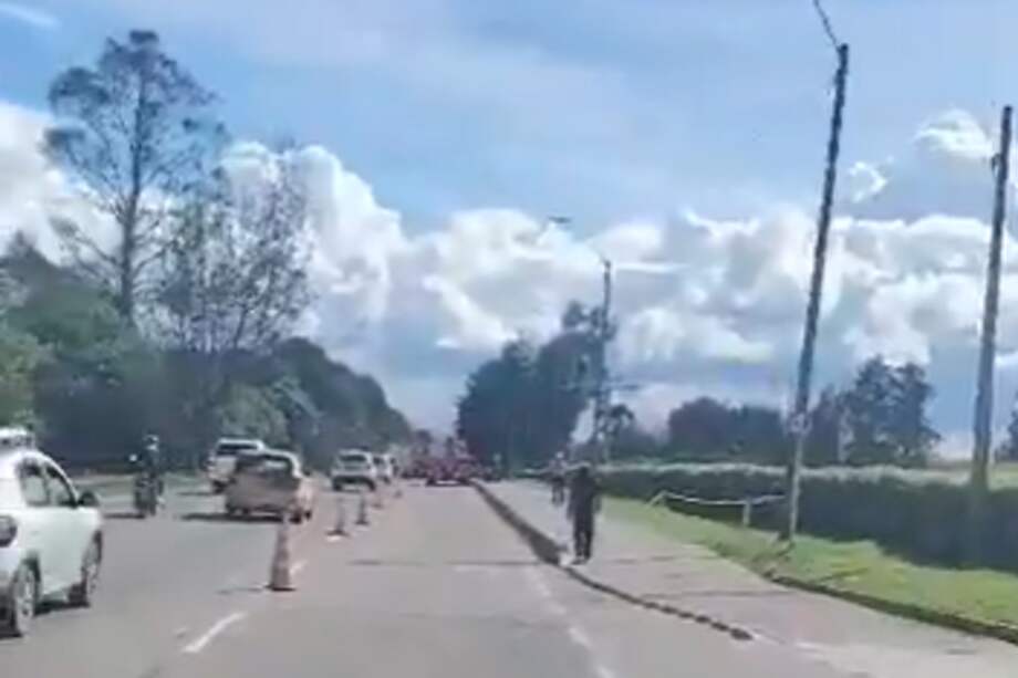 El camión fue dejado a un costado y la vía fue despejada para el tránsito de vehículos.