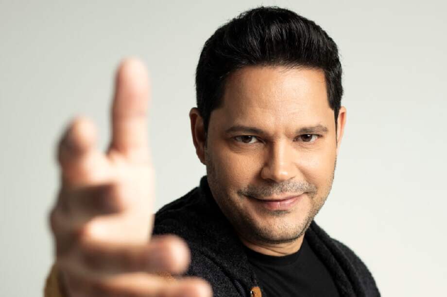 El músico nacido en Cuba Rey Ruiz lanzó su sencillo “Vengo”, que contiene dos versiones, urbana y salsa. Con este tema busca abrirse paso en el gusto de los jóvenes, además de reinventarse como artista. / Cortesía