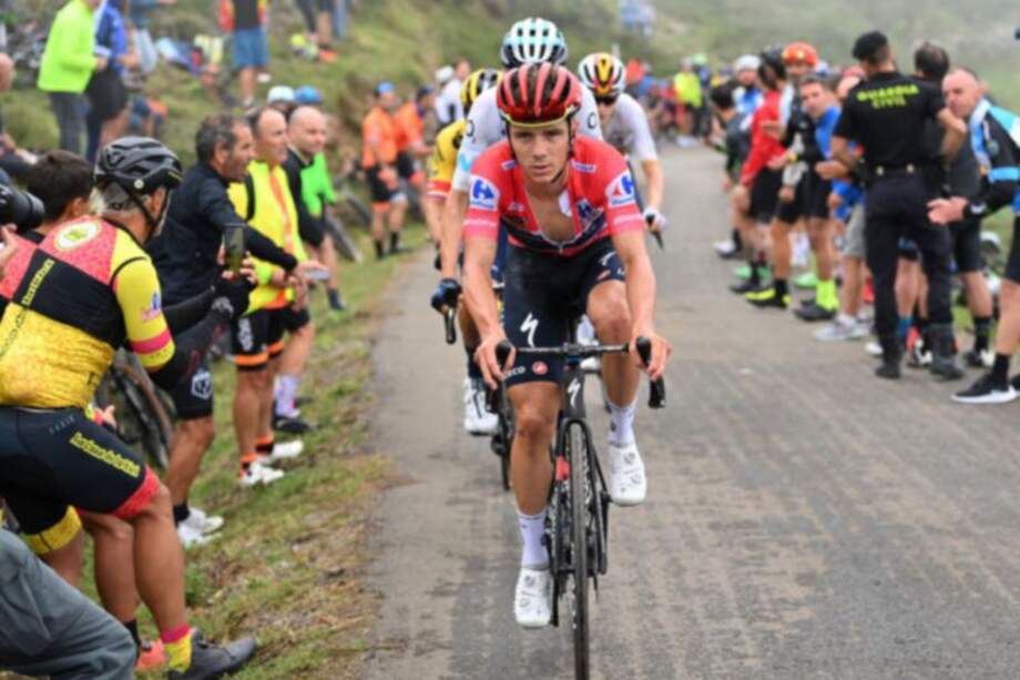 El belga Remco Evenepoel luce la camiseta roja de líder de la Vuelta a España 2022.