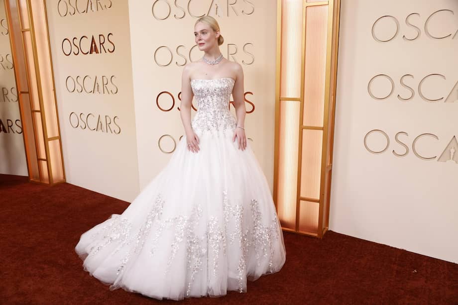 Elle Fanning usando un Givenchy con falda amplia, corpiño palabra de honor y brillo, con un collar de 1903 del archivo de Cartier. / EFE/EPA/Jill Connelly