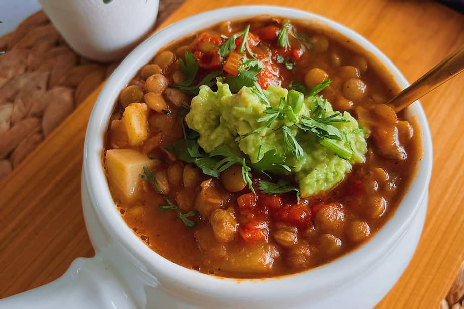 Emplata estas lentejas colombianas con guacamole, hogao y cilantro.
