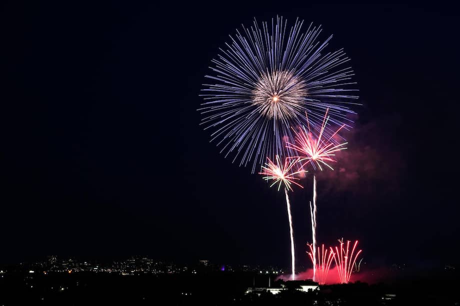 Fuegos artificiales iluminan el cielo cerca del Monumento a Washington durante las celebraciones del 4 de julio en la Casa Blanca en Washington D. C. en 2025.