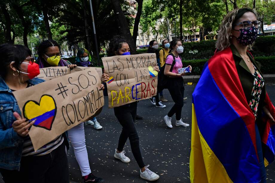 Activistas mexicanas protestan en solidaridad con las mujeres colombianas y contra el gobierno del presidente colombiano Iván Duque, en la Ciudad de México, el 6 de mayo.