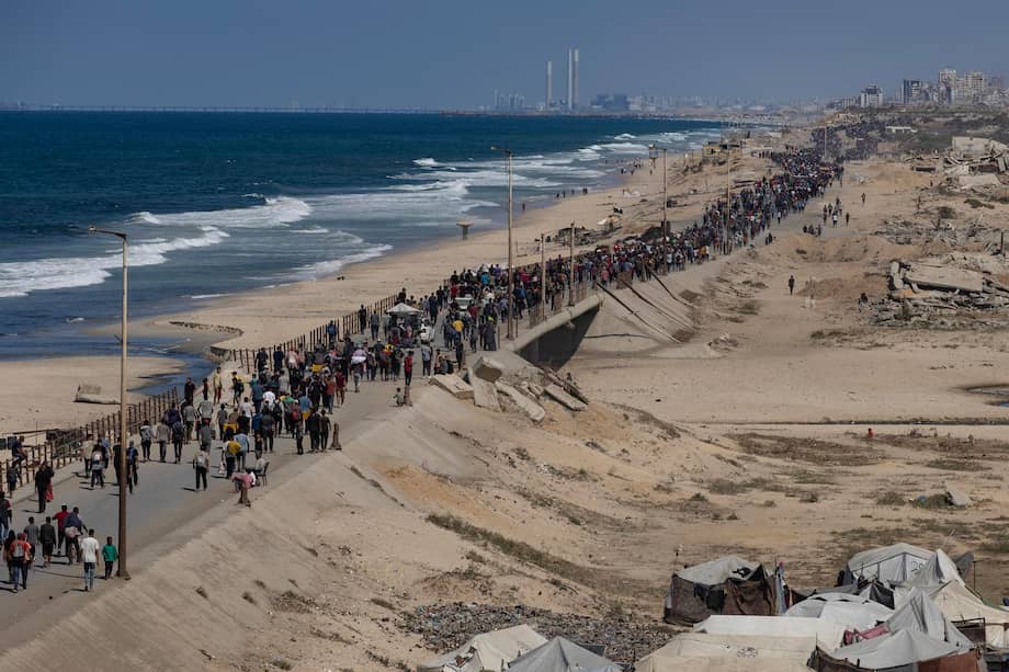 Miles de palestinos comenzaron el retorno a sus casas en Gaza. Este 10 de octubre la carretera costeras de Al-Rashid se vio invadida por grupos de gazatíes retornando a su ciudad. EFE/EPA/HAITHAM IMAD