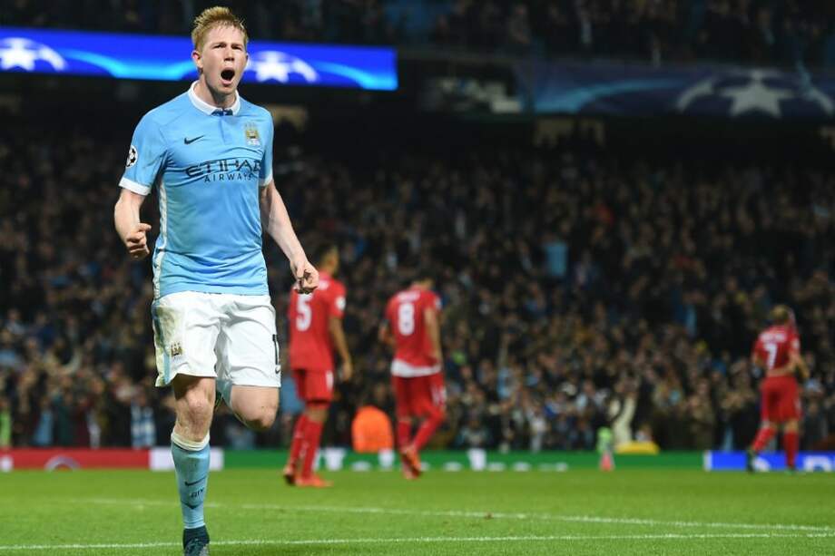 Kevin De Bruyne celebra el gol que le dio la victoria en el último minuto al Manchester City sobre el Sevilla. / AFP