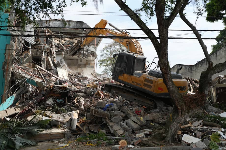 Fotografía que muestra una retroexcavadora demoliendo un edificio afectado por el terremoto del pasado 10 de agosto.