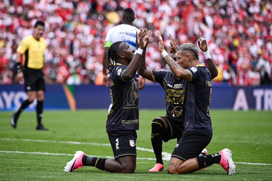 Los jugadores de Santa Fe, celebrando el tanto de la victoria.