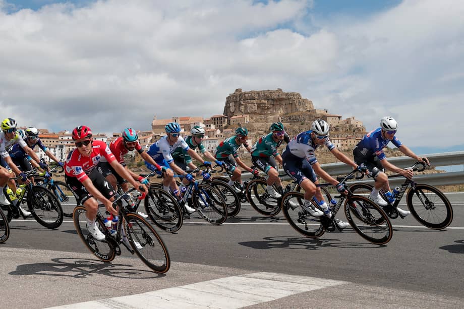 El líder de la general, Remco Evenepoel (3-i), del Soudal Quick Step durante la quinta etapa de La Vuelta disputada entre Morella y Burriana, de 186,5 km de recorrido.