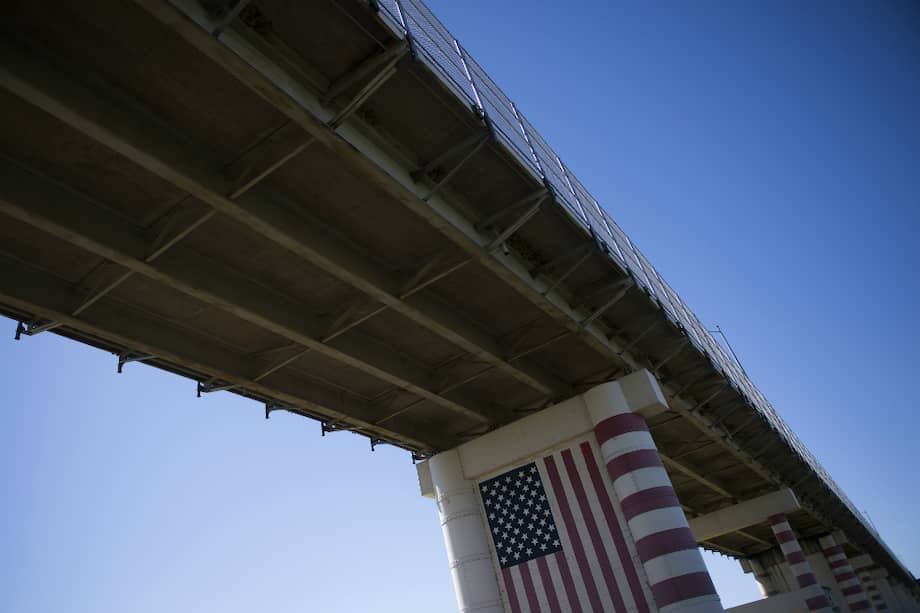 Un puente en la frontera entre México y Estados Unidos. / AFP