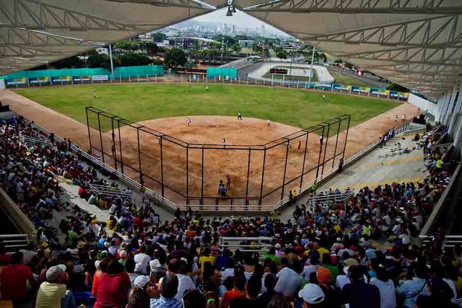 El diamante de sóftbol de Cali es uno de los escenarios deportivos que quedarán a disposición de los ciudadanos de la capital del Valle. / Coldeportes