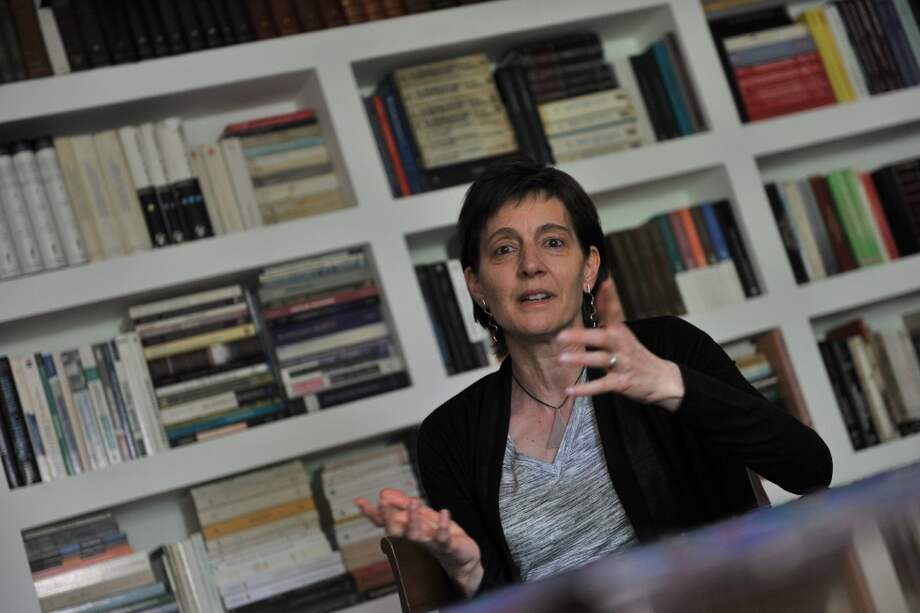 “Sorprende la falta de solidaridad (con sus compatriotas) de los hispanos de procedencia elitista ”, dice Tickner. / Gustavo Torrijos