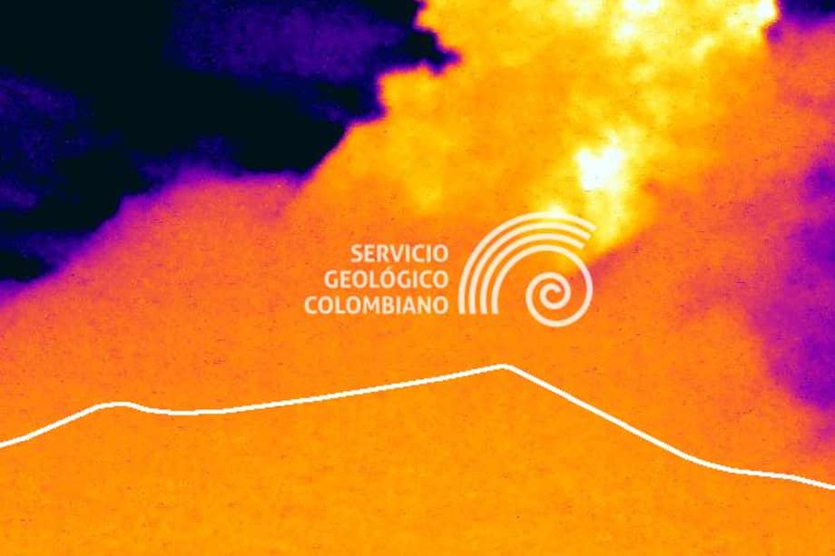 Registro de la cámara térmica Mina2IR, ubicada a 2,2 km al norte del volcán Puracé, que muestra la salida de material el 4 de agosto de 2026 a las 10:12 p. m.