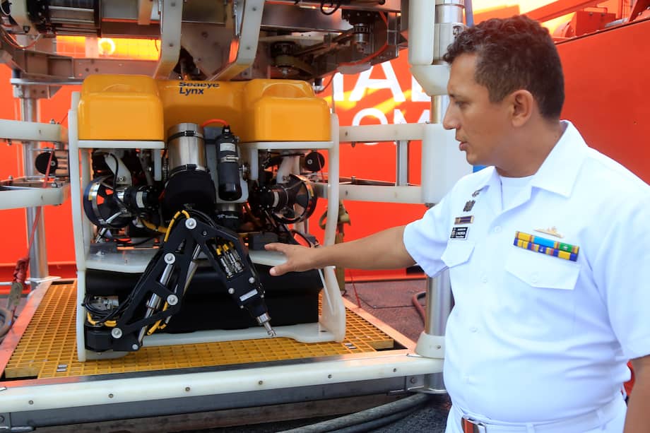 Un miembro de la Armada de Colombia muestra el robot que realizará la exploración del pecio del galeón San José, en Cartagena (Colombia). El ARC Caribe, buque de la Armada fabricado en China, y un robot submarino desarrollado en Suecia y producido en Inglaterra son las máquinas de alta tecnología con las que se hará la exploración de la nave hundida en el siglo XVIII.