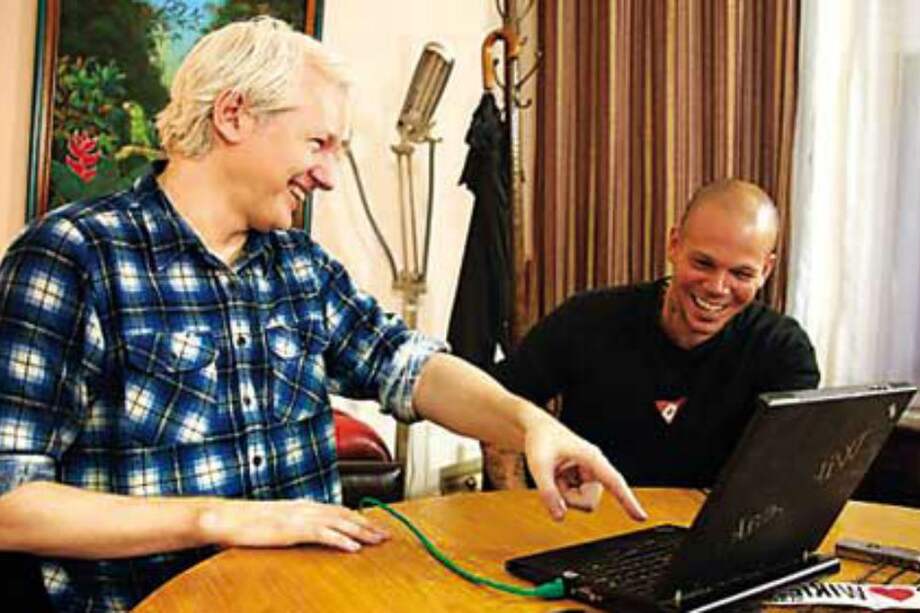 Julian Assange y el cantante René Pérez, de Calle 13