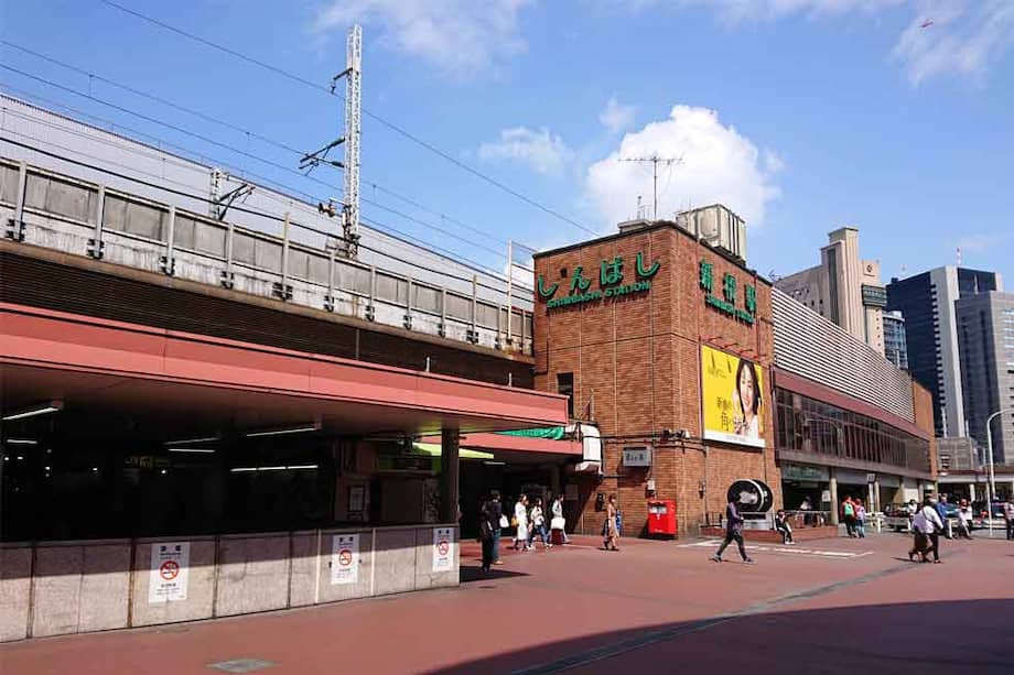 Estación de Shimbashi en Tokio en 2019, zona de oficinistas con vida nocturna intensa.