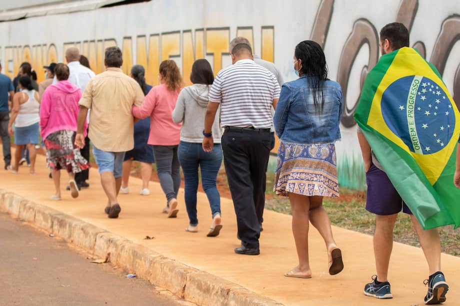 Algunos ciudadanos en Brasilia se dirigen a sus centros de votación para la segunda ronda de las elecciones presidenciales.