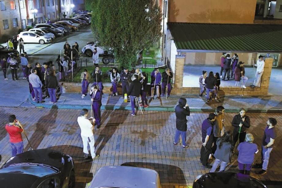 Vecinos armados con palos y armas en Bgotá durante la noche del 22 de noviembre. /José Vargas