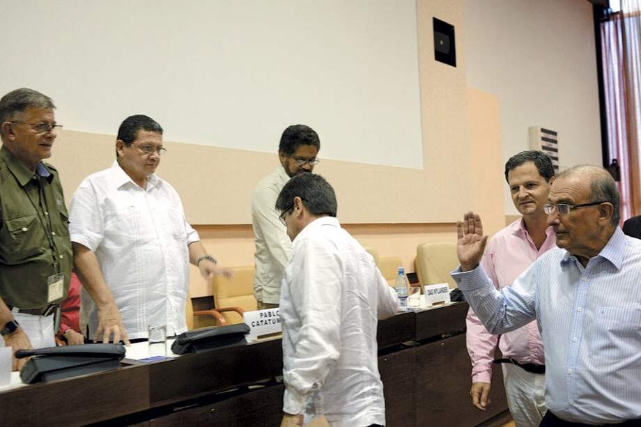 Mientras las delegaciones del Gobierno y las Farc están en receso, en el país se agita la protesta social y se intensifican las operaciones militares . / AFP