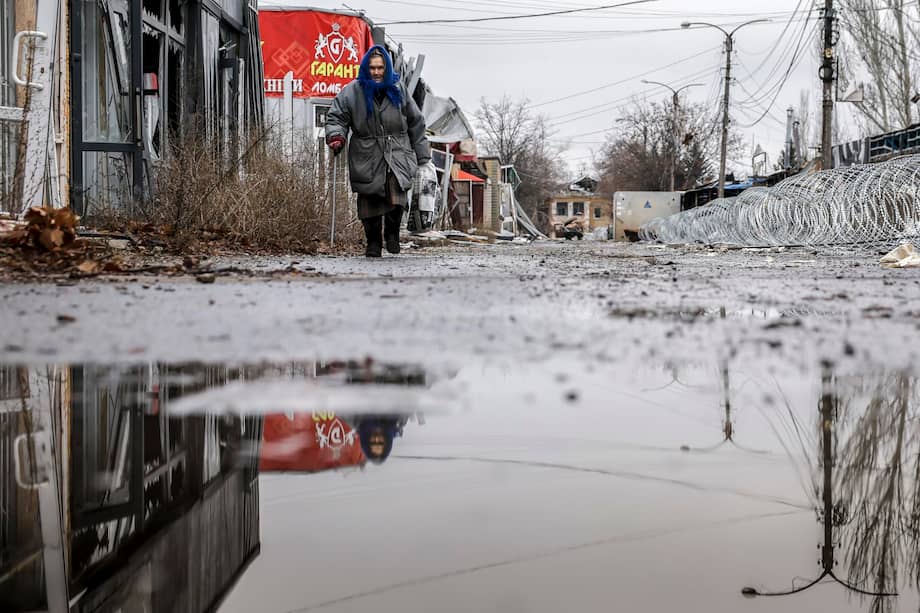 Una mujer camina en la ciudad bombardeada Kostantínivka, en la región de Donetsk, en Ucrania.