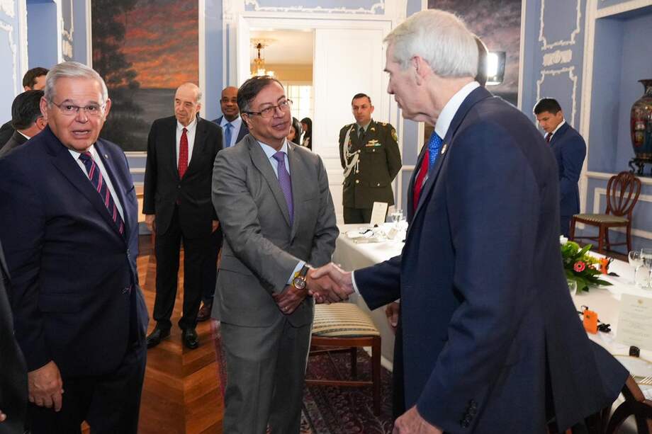Mesa de trabajo de alto nivel con un grupo de congresistas de Estados Unidos (EE.UU.).