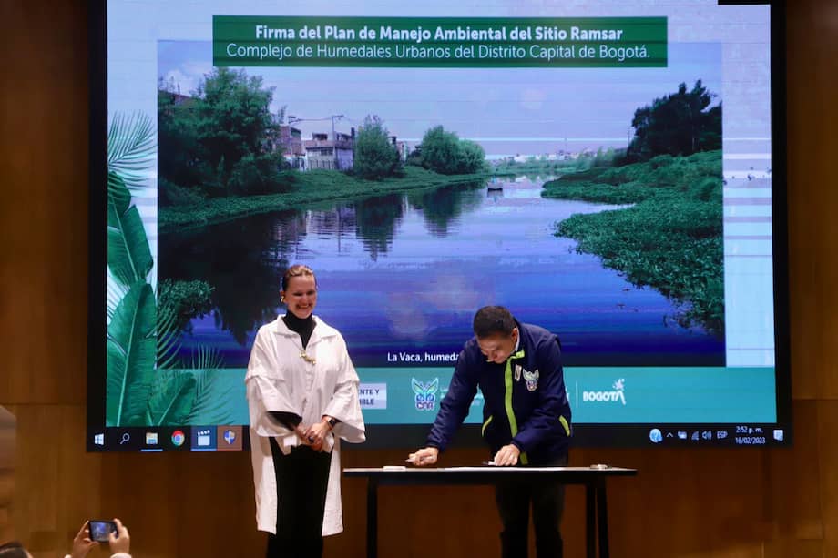 Distrito y CAR firman Plan de Manejo Ambiental de Humedales Urbanos en Bogotá.