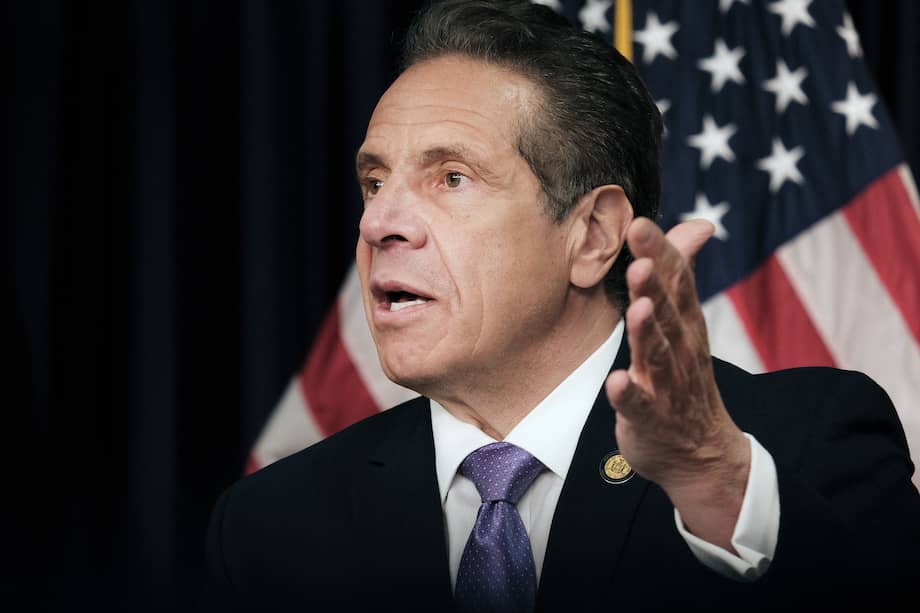 Cuomo, de 63 años, negó repetidamente haber tocado a una mujer de forma inapropiada, pero este martes no tuvo más remedio que renunciar.