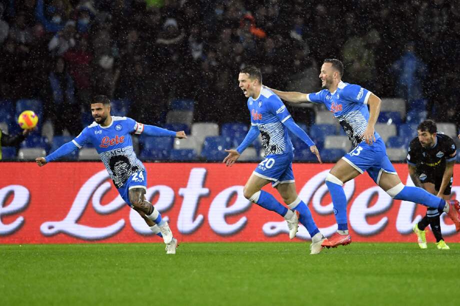 Los jugadores de Napoli celebran uno de los goles en la victoria sobre Lazio por Serie A.