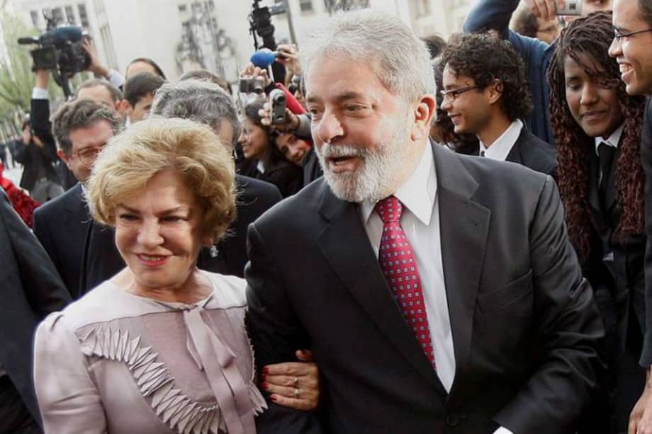 El expresidente de Brasil Luiz Inácio Lula da Silva y su esposa Marisa Letícia Rocco Casa. Archivo 2011. / EFE