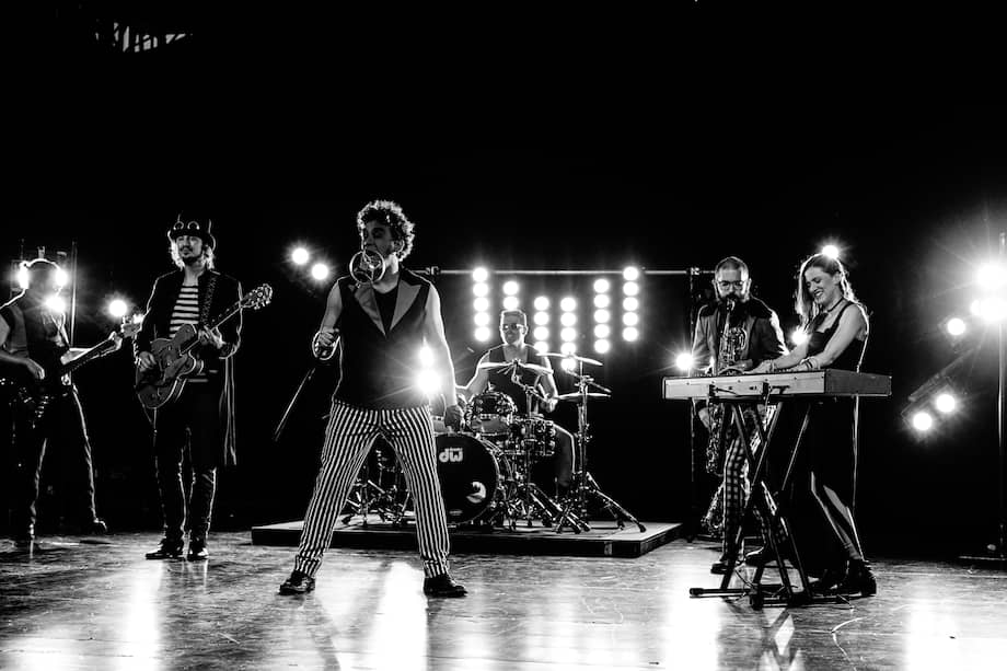 Con una estética pos-apocalíptica, distópica y futurista el videoclip de “Lockdownska” cuenta con la dirección de Sebastian Romero de StudiOn.