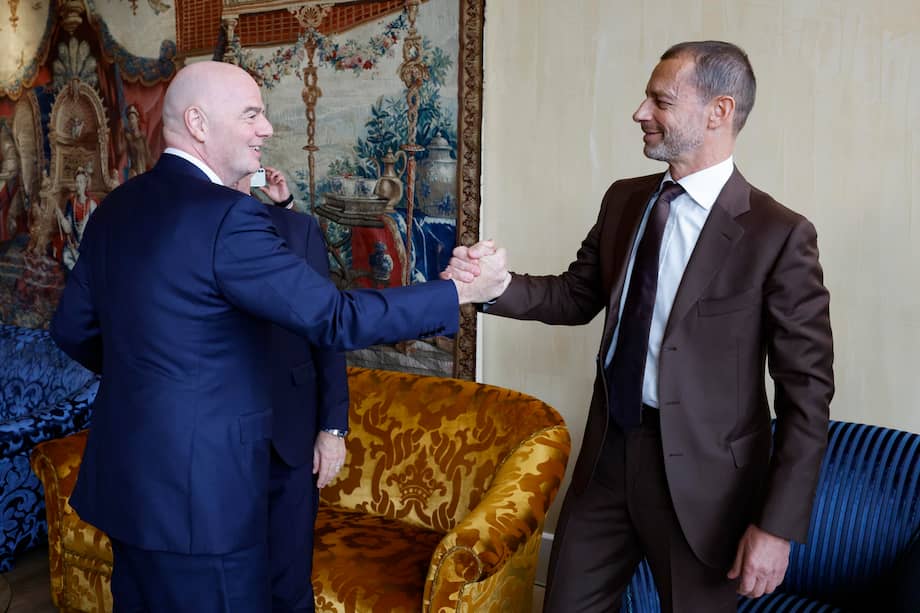 Gianni Infantino, presidente de la FIFA, saluda a Aleksander Ceferin, quien actualmente lidera a la UEFA.