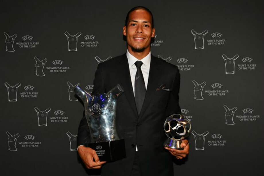 El central Virgil Van Dijk posando con los trofeos que le otorgó la UEFA. / @championsleague