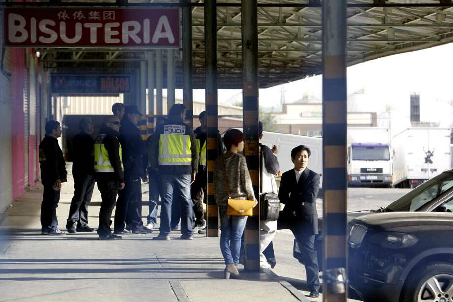 La policía española durante el operativo contra la mafia china. / EFE