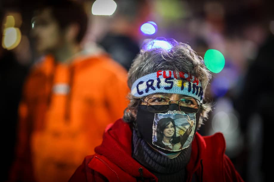Una mujer con un tapabocas que tiene la imagen de la vicepresidenta argentina, Cristina Fernández de Kirchner, permanece cerca del domicilio de la también expresidenta luego de que se presentara un intento de atentado contra su vida en Buenos Aires (Argentina).