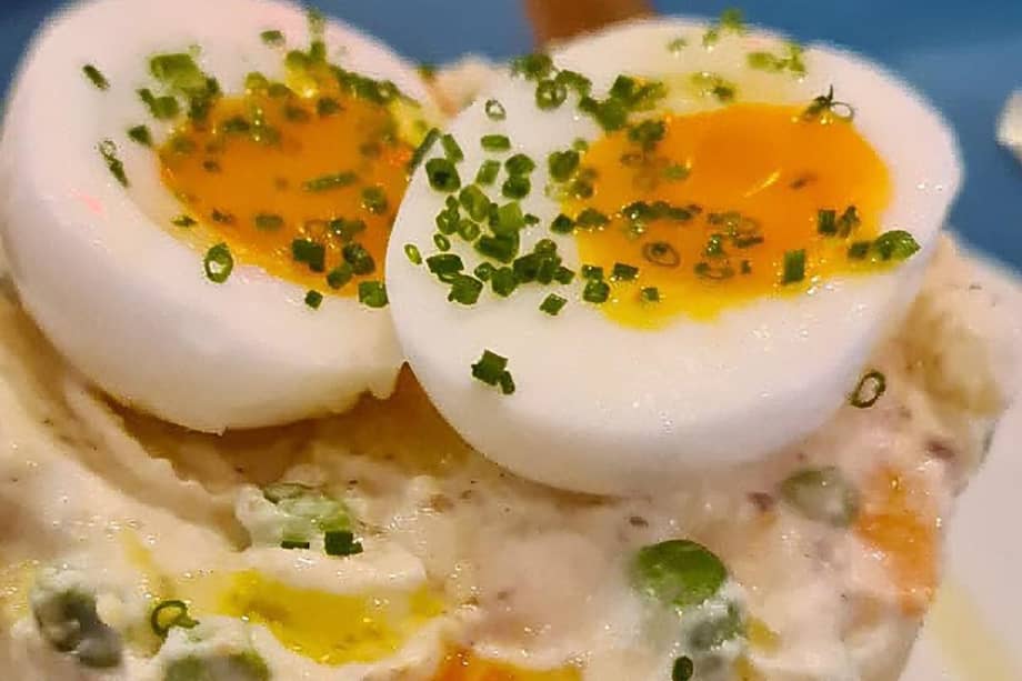 Por eso, últimamente decidimos que en las celebraciones de fin de año servimos casi todo frío, para poder sentarnos y disfrutar de la compañía de los amigos y la familia, y no estar por ahí a último momento terminando de hornear, asar, saltear o freír.