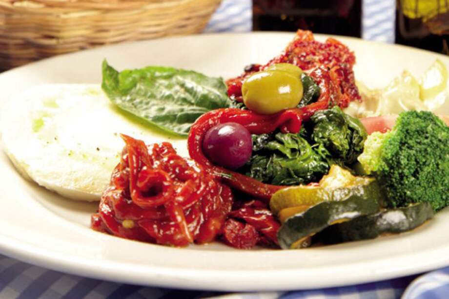 Antipasto clásico italiano con encurtido de pimentón