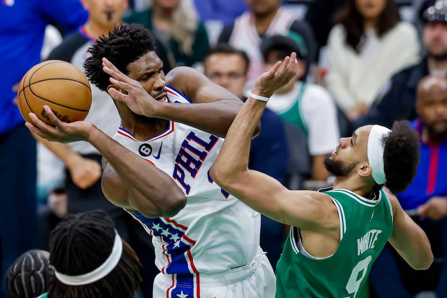 Joel Embiid (izq.), MVP de la temporada regular, en el partido contra los Celtics.