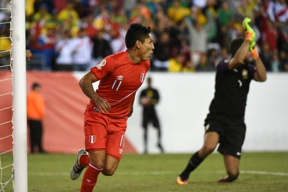 Este fue el momento del gol en donde el jugador peruano celebra y el arquero brasilero protesta la acción. / AFP