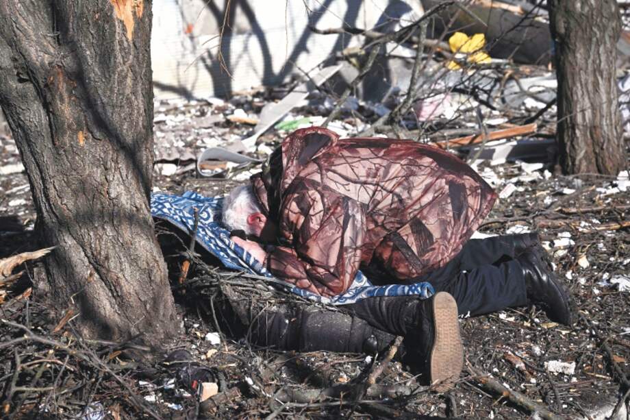 Víctimas a las afueras de un edificio destruido por los bombardeos en Chuguiv, en el este, el 24 de febrero.